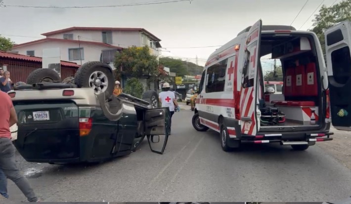 Colisión y vuelco en Escazu