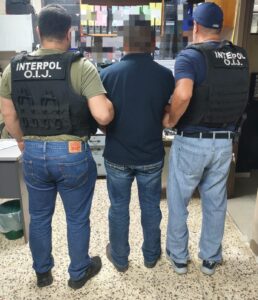 Interpol detiene en Paso Canoas a hombre requerido por Panamá por presunto tráfico internacional de drogas