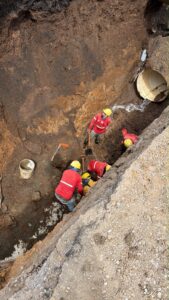 Deslizamiento durante trabajos de alcantarillado deja un fallecido y moviliza amplio operativo de rescate en Belén