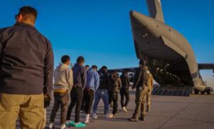 Tribunal de apelaciones permite a Trump retomar las deportaciones aceleradas en todo Estados Unidos