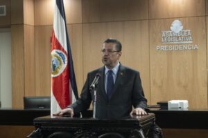 Gobierno propone recortar 5% del gasto estatal y deja la decisión en manos del Congreso