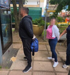PCD captura a hija de alias “Macho Coca” y a su esposo cerca de Tribunales de San José