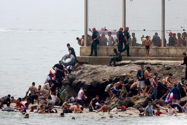 Masivo cruce de migrantes Marruecos España