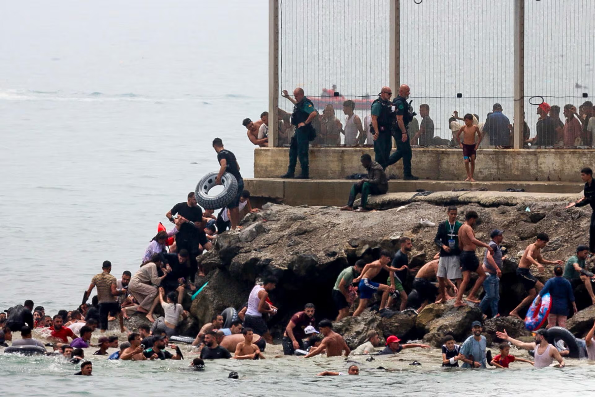 Masivo cruce de migrantes Marruecos España