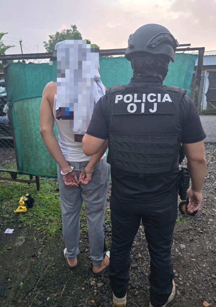 Agentes del OIJ durante un allanamiento relacionado con una investigación por presunta venta de droga.
