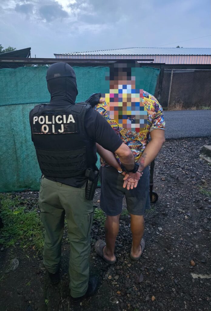 Agentes del OIJ durante un allanamiento relacionado con una investigación por presunta venta de droga.