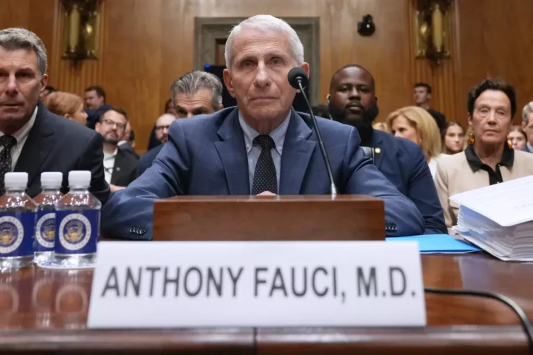 Anthony Fauci durante una audiencia del Senado de Estados Unidos relacionada con el origen del COVID-19.