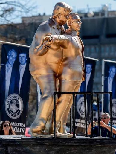 ESCULTURAS ORO TRUMP