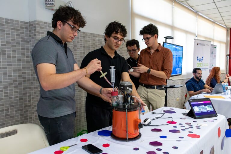 Estudiantes y autoridades durante la inauguración del Mes de la Ciencia y la Tecnología 2026 en Costa Rica.