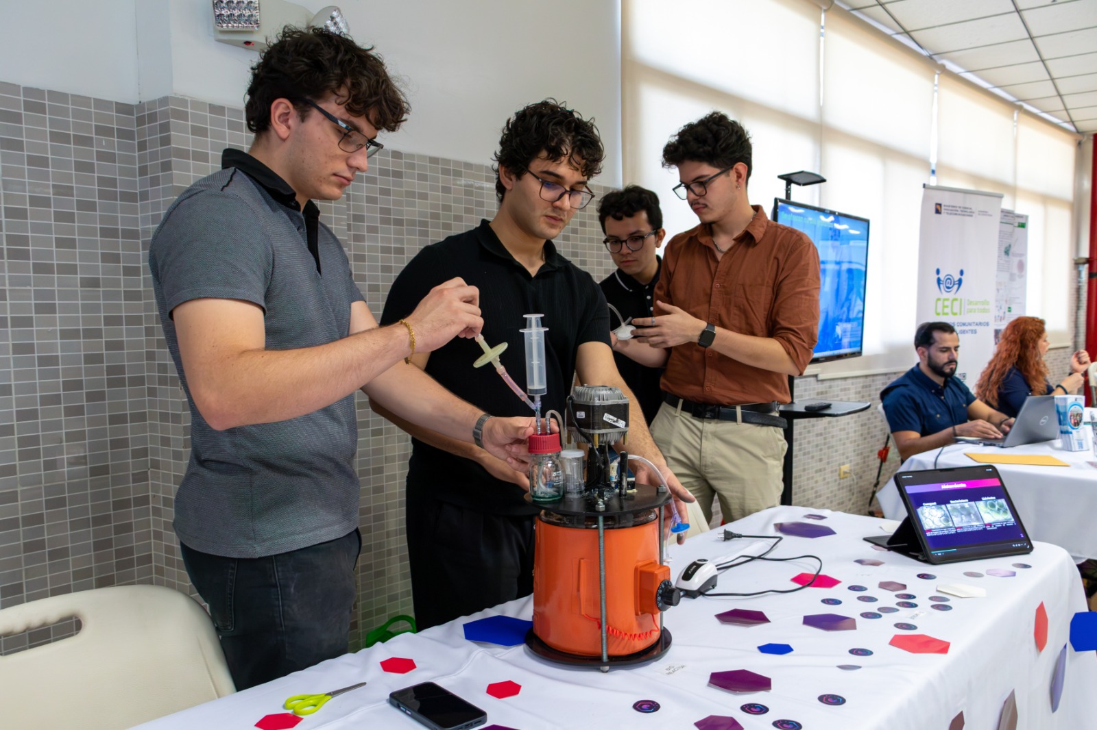 Estudiantes y autoridades durante la inauguración del Mes de la Ciencia y la Tecnología 2026 en Costa Rica.