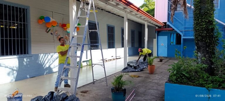 Privados de libertad trabajan en labores de mantenimiento dentro de un centro educativo de Costa Rica.