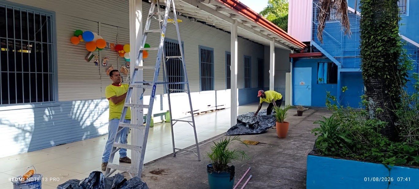 Privados de libertad trabajan en labores de mantenimiento dentro de un centro educativo de Costa Rica.