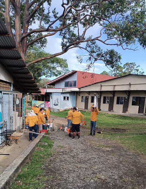 Privados de libertad trabajan en labores de mantenimiento dentro de un centro educativo de Costa Rica.