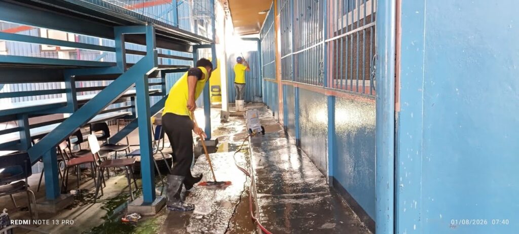 Privados de libertad trabajan en labores de mantenimiento dentro de un centro educativo de Costa Rica.