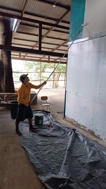 Privados de libertad trabajan en labores de mantenimiento dentro de un centro educativo de Costa Rica.