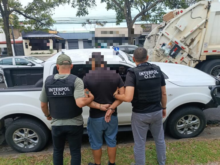 Agentes del OIJ durante la detención en Pavas de un estadounidense requerido por el FBI.