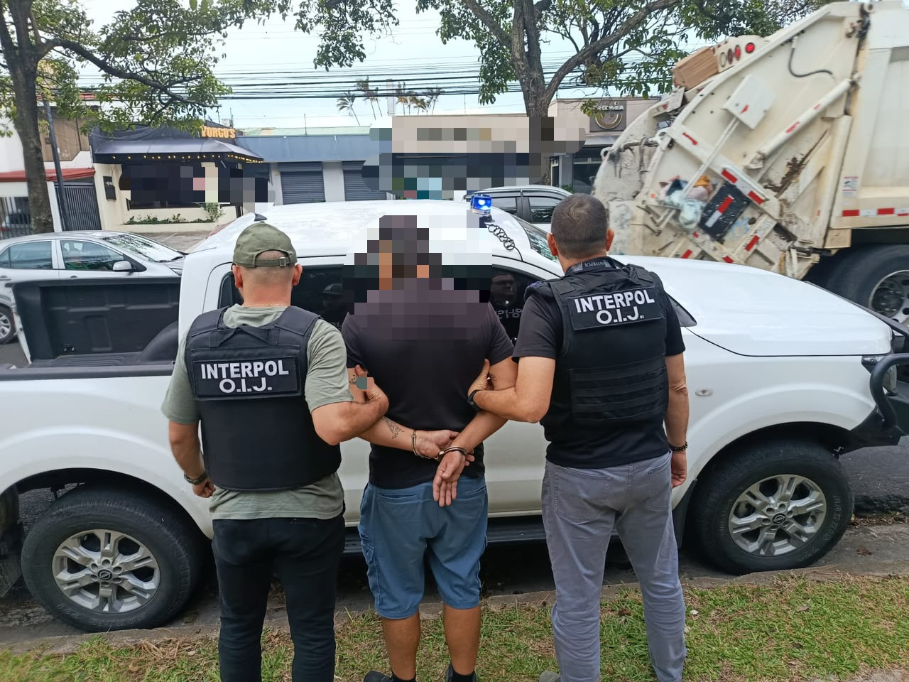 Agentes del OIJ durante la detención en Pavas de un estadounidense requerido por el FBI.