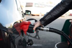 Combustibles tendrán un leve aumento desde este martes: así quedarán los precios por litro