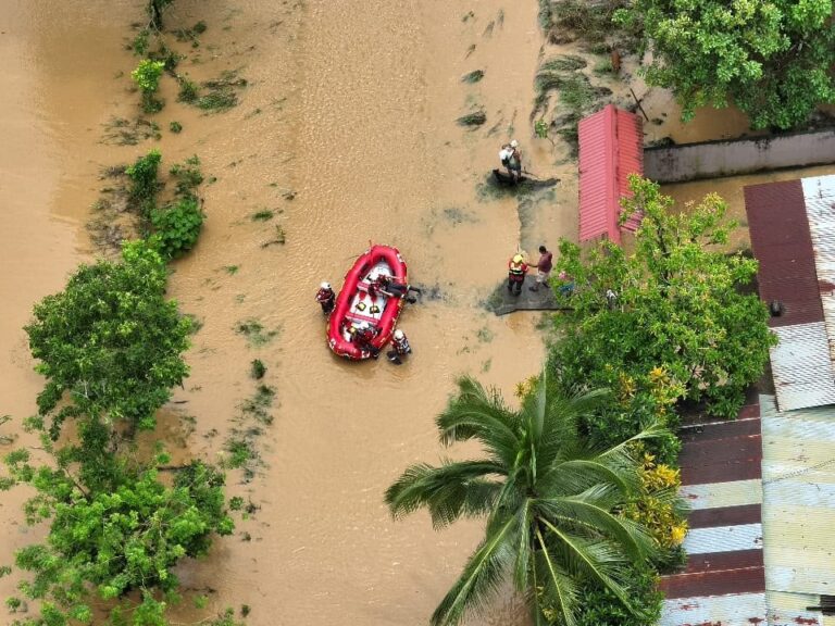 cruz roja costarricense realiza rescates durante las inundaciones en limón agosto 2026