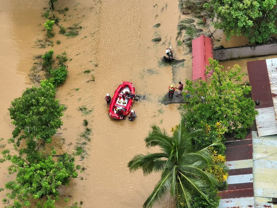 cruz roja costarricense realiza rescates durante las inundaciones en limón agosto 2026