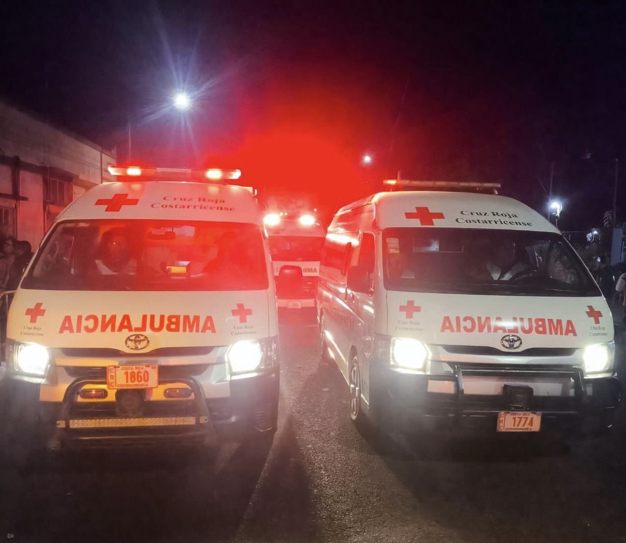 Unidad de la Cruz Roja Costarricense durante la atención de una emergencia nocturna.