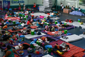 Volcán de Fuego muestra reducción gradual tras 45 horas, pero 1.699 personas siguen en albergues