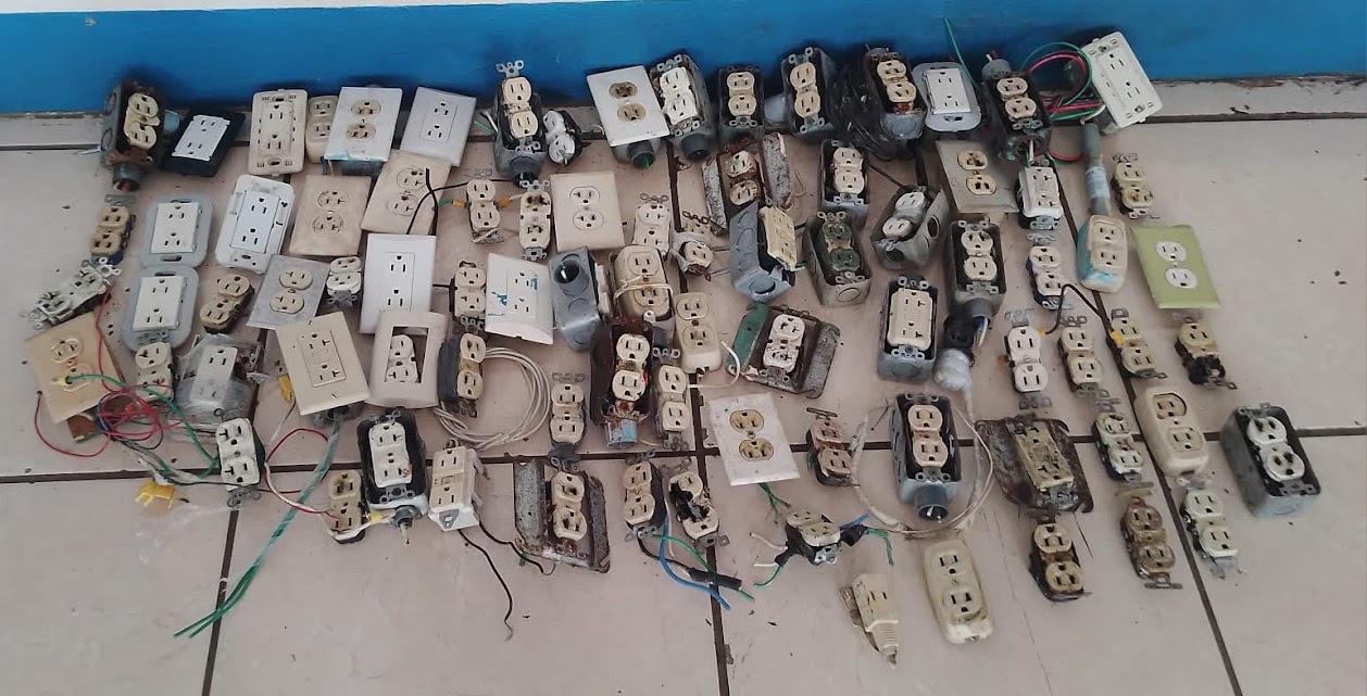 Material eléctrico retirado por la Policía Penitenciaria de las celdas de centros penales de Costa Rica.