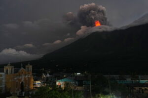 Volcán de Fuego continúa en fase intensa: 659 evacuados y alerta roja en tres departamentos